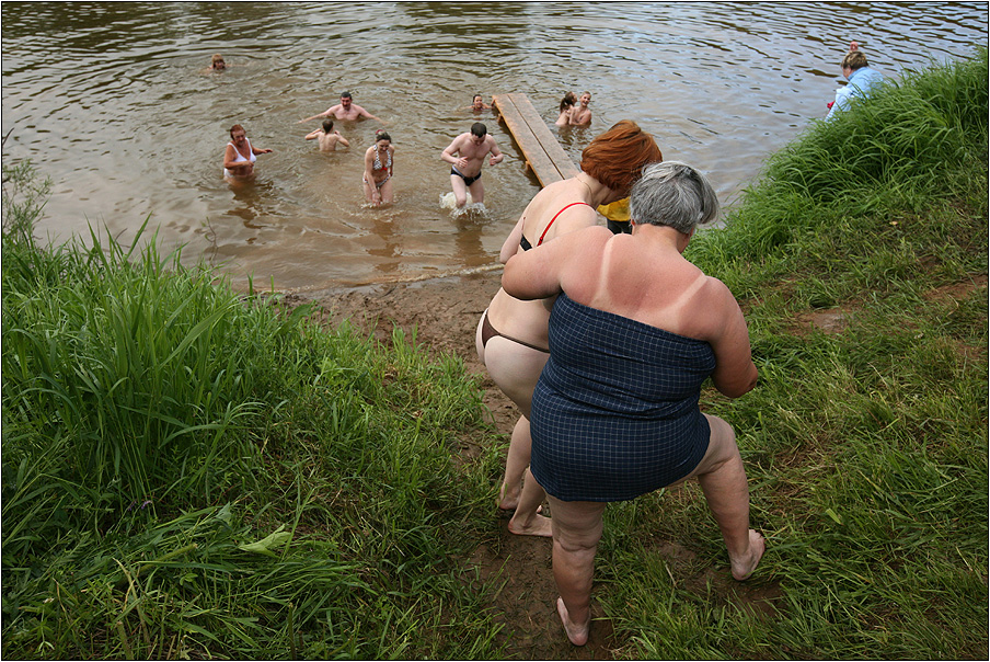 Деревенская жительница загорает у реки порно фото